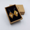 σκουλαρίκια από υγρό γυαλί ρόμβος με φύλλα χρυσού και ξύλο ελιάς