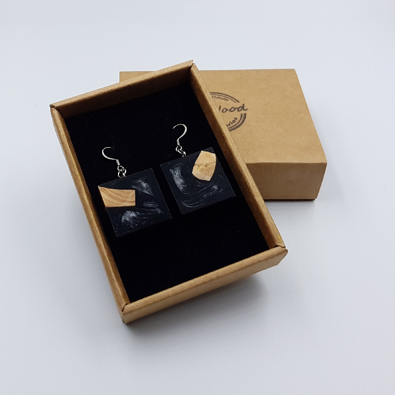 Σκουλαρίκια από υγρό γυαλί μαύρα τετράγωνα με ξύλο ελιάς