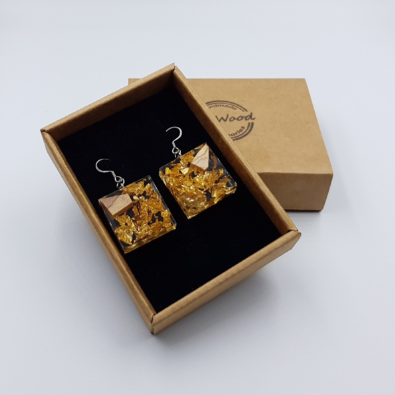 σκουλαρίκια από υγρό γυαλί τετράγωνα με φύλλα χρυσού και ξύλο ελιάς