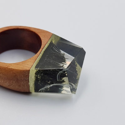 Resin ring in black with white waves and wooden base