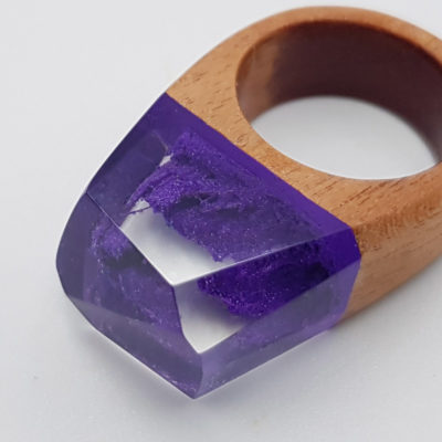 Resin ring in purple  with wooden base