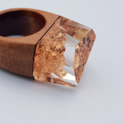 δαχτυλίδι από υγρό γυαλί με φύλλα χαλκού και ξύλινη βάση