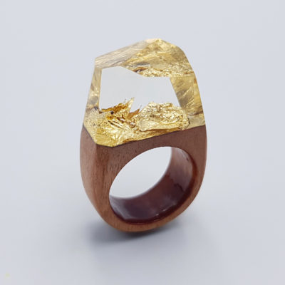 Resin ring with precious gold leaf and wooden base size 53