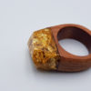 δαχτυλίδι από υγρό γυαλί γεμάτο με φύλλα χρυσού και ξύλινη βάση
