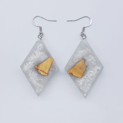 Resin earrings, rhombus in white color with olive wood