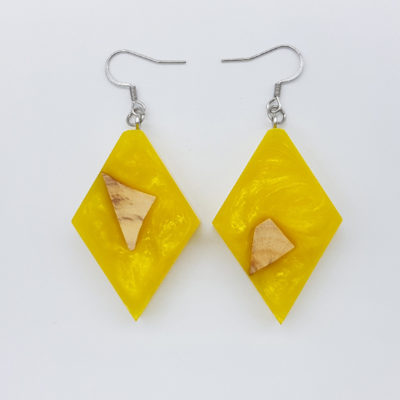 Resin earrings, rhombus in yellow color with olive wood