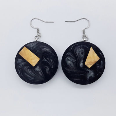 Resin earring, rounds in black color with olive wood