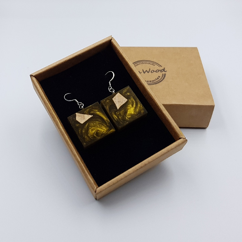 Σκουλαρίκια από υγρό γυαλί χρυσάτετράγωνα με ξύλο ελιάς
