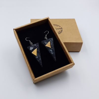 Σκουλαρίκια από υγρό γυαλί μαύρα τρίγωνα με ξύλο ελιάς