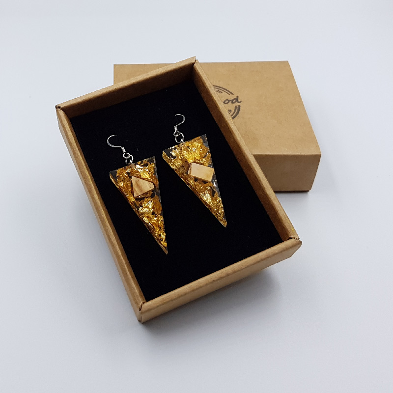 σκουλαρίκια από υγρό γυαλί τρίγωνα με φύλλα χρυσού και ξύλο ελιάς