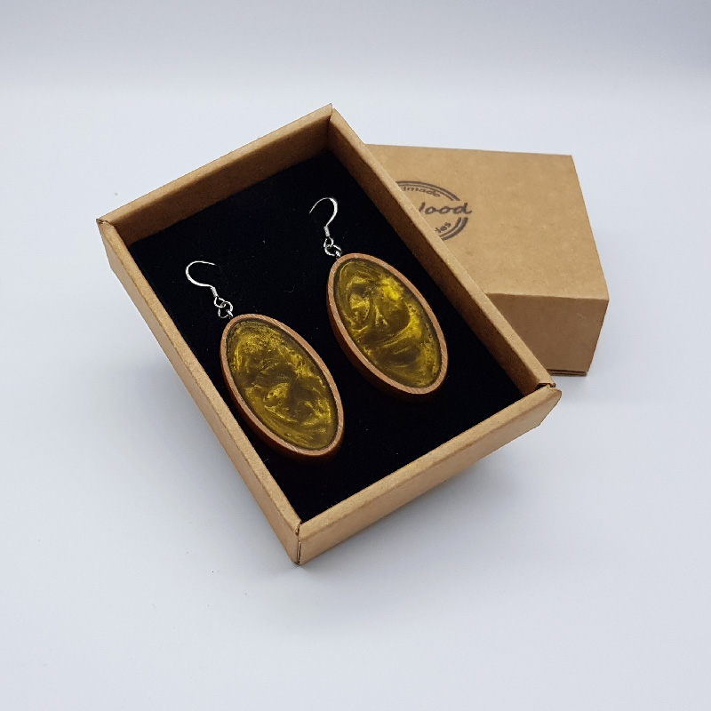 Σκουλαρίκια από υγρό γυαλί χρυσά οβάλ με ξύλινο πλαίσιο