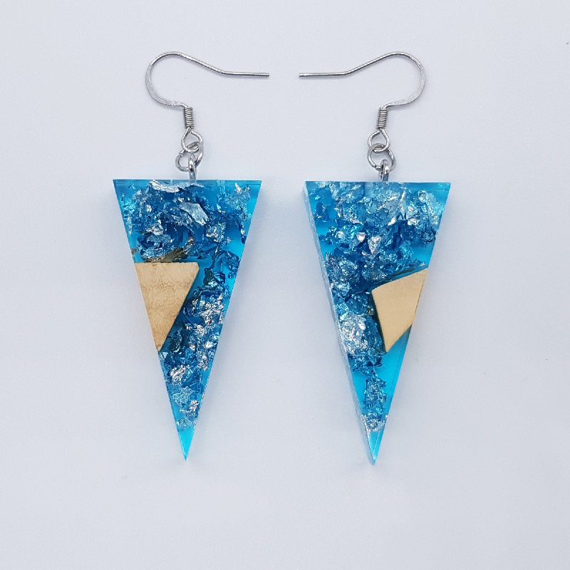 σκουλαρίκια ρητίνης τρίγωνα ,διάφανα. μπλε με φύλλα ασήμι και ξύλο ελιάς
