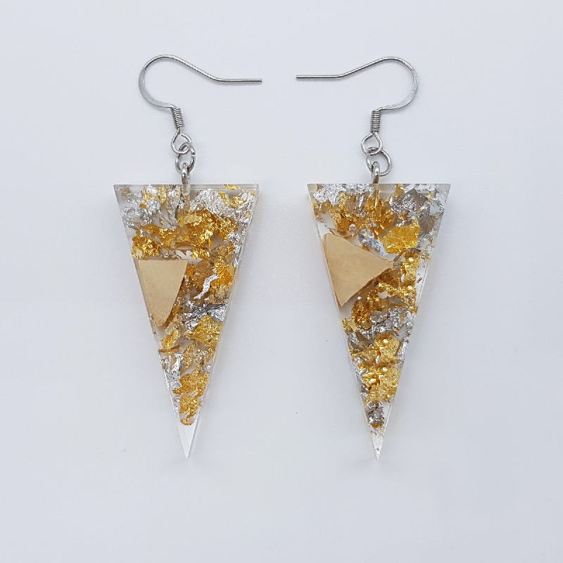 σκουλαρίκια ρητίνης τρίγωνα με φύλλα χρυσού , ασήμι και ξύλο ελιάς