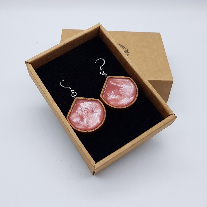 Σκουλαρίκια από υγρό γυαλί ροζ στρογγυλά με προεξοχή με ξύλινο πλαίσιο