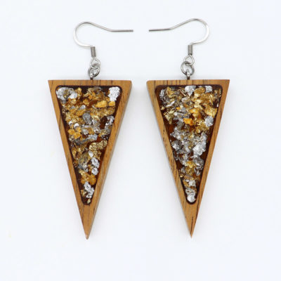 Σκουλαρίκια ρητίνης τρίγωνα με πολύτιμα φύλλα χρυσού ασήμι και ξύλινο πλαίσιο