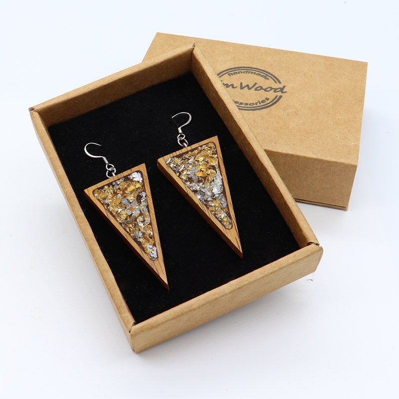 Σκουλαρίκια από υγρό γυαλί τρίγωνα με πολύτιμα φύλλα χρυσού ασήμι και ξύλινο πλαίσιο