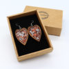 Σκουλαρίκια από υγρό γυαλί καρδιές με πολύτιμα φύλλα χαλκού ασήμι και ξύλινο πλαίσιο