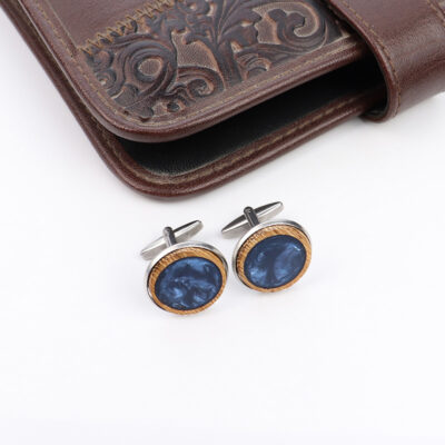 Alternative view of Μανικετόκουμπα ρητίνης υγρό γυαλί σκούρο μπλε με ξύλινο πλαίσιο